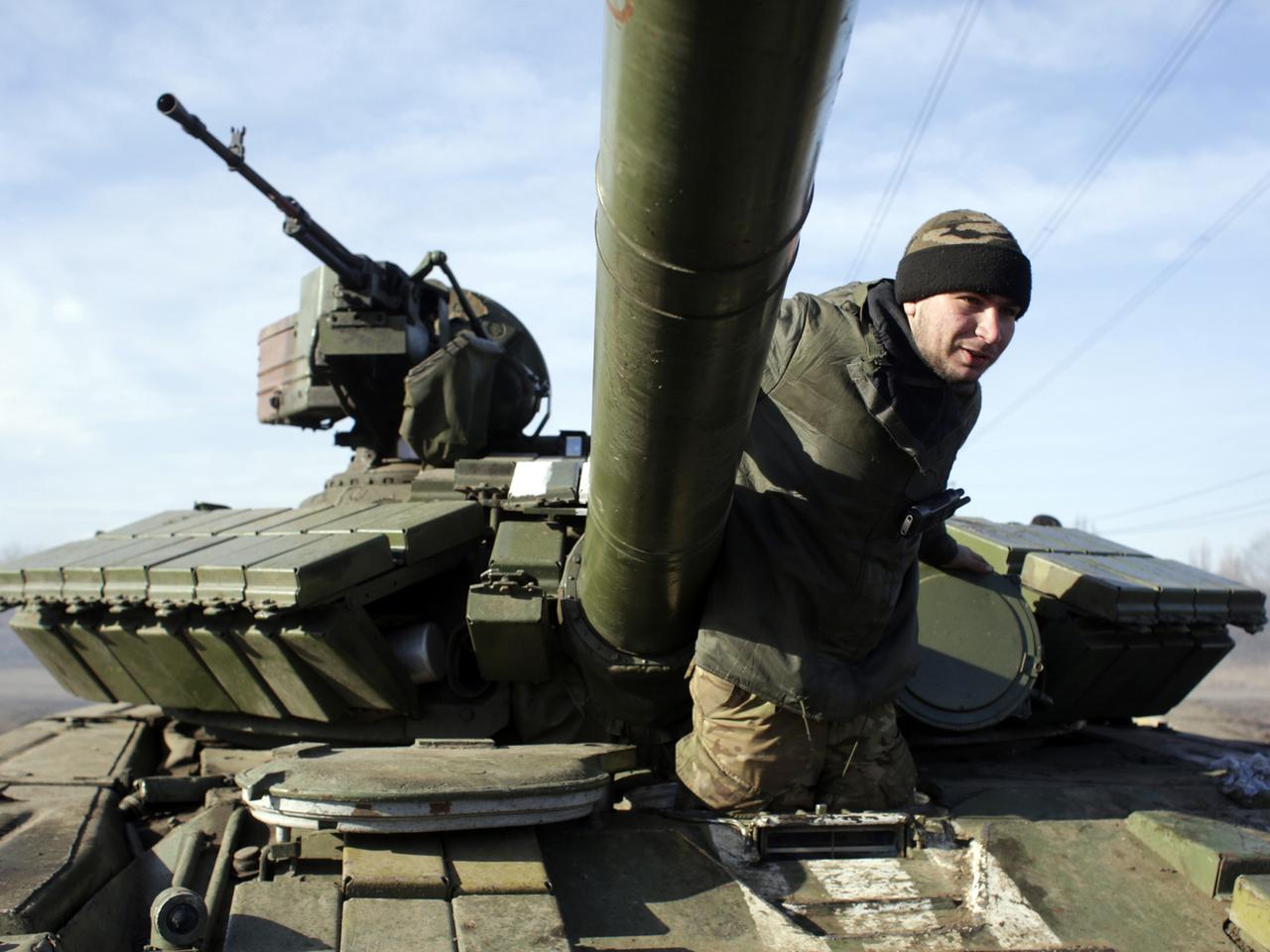 Ein ukrainischer Panzer an einem Checkpoint in der Region Donezk.