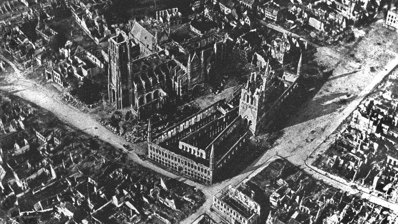 Blick auf das in der Flandernschlacht 1914/15 zerstörte Ypern Blick auf das in der Flandernschlacht 1914/15 zerstörte Ypern