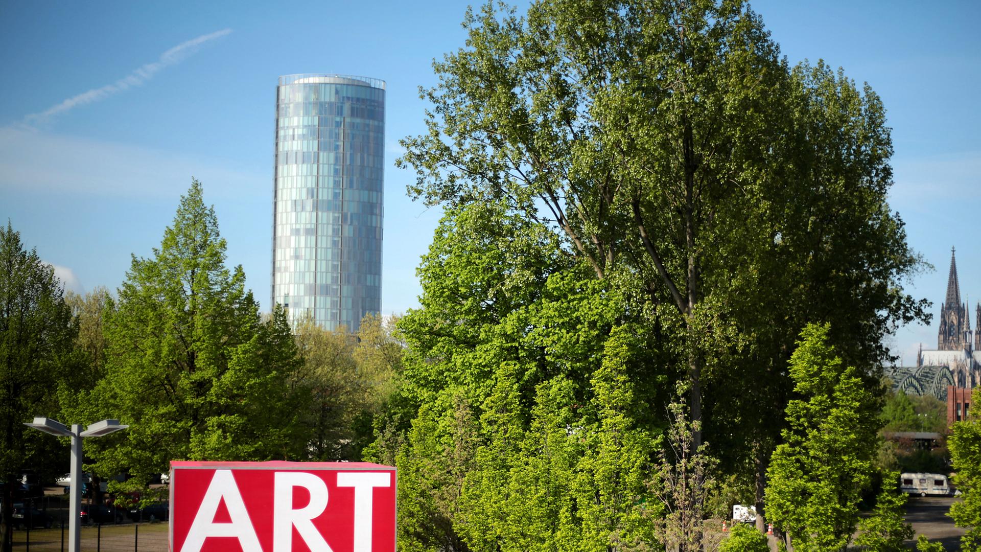 Ein Würfel steht am 09.04.2014 in Köln (Nordrhein-Westfalen) vor der Kunstmesse Art Cologne (10.-13.04.2014). Ein Würfel steht am 09.04.2014 in Köln (Nordrhein-Westfalen) vor der Kunstmesse Art Cologne (10.-13.04.2014).