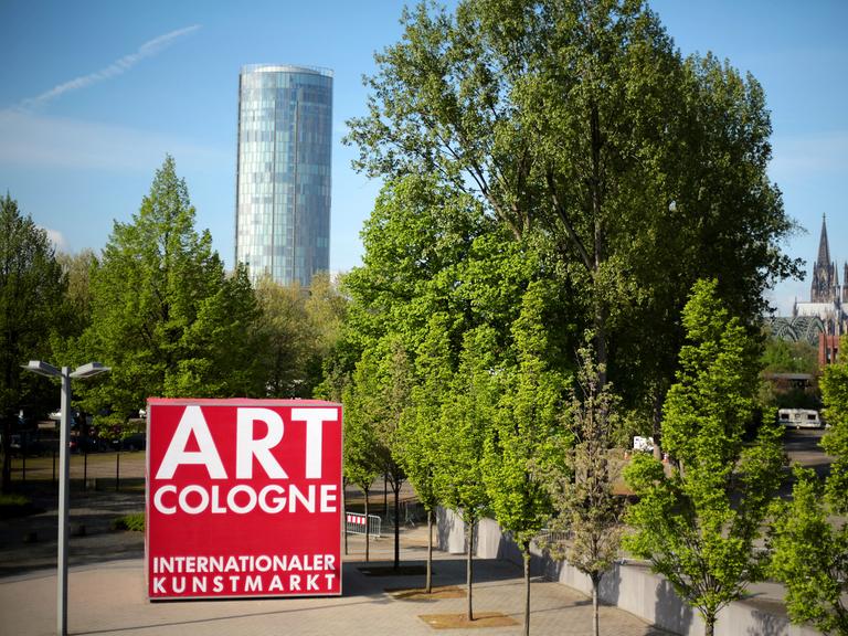 Ein Würfel steht am 09.04.2014 in Köln (Nordrhein-Westfalen) vor der Kunstmesse Art Cologne (10.-13.04.2014).
