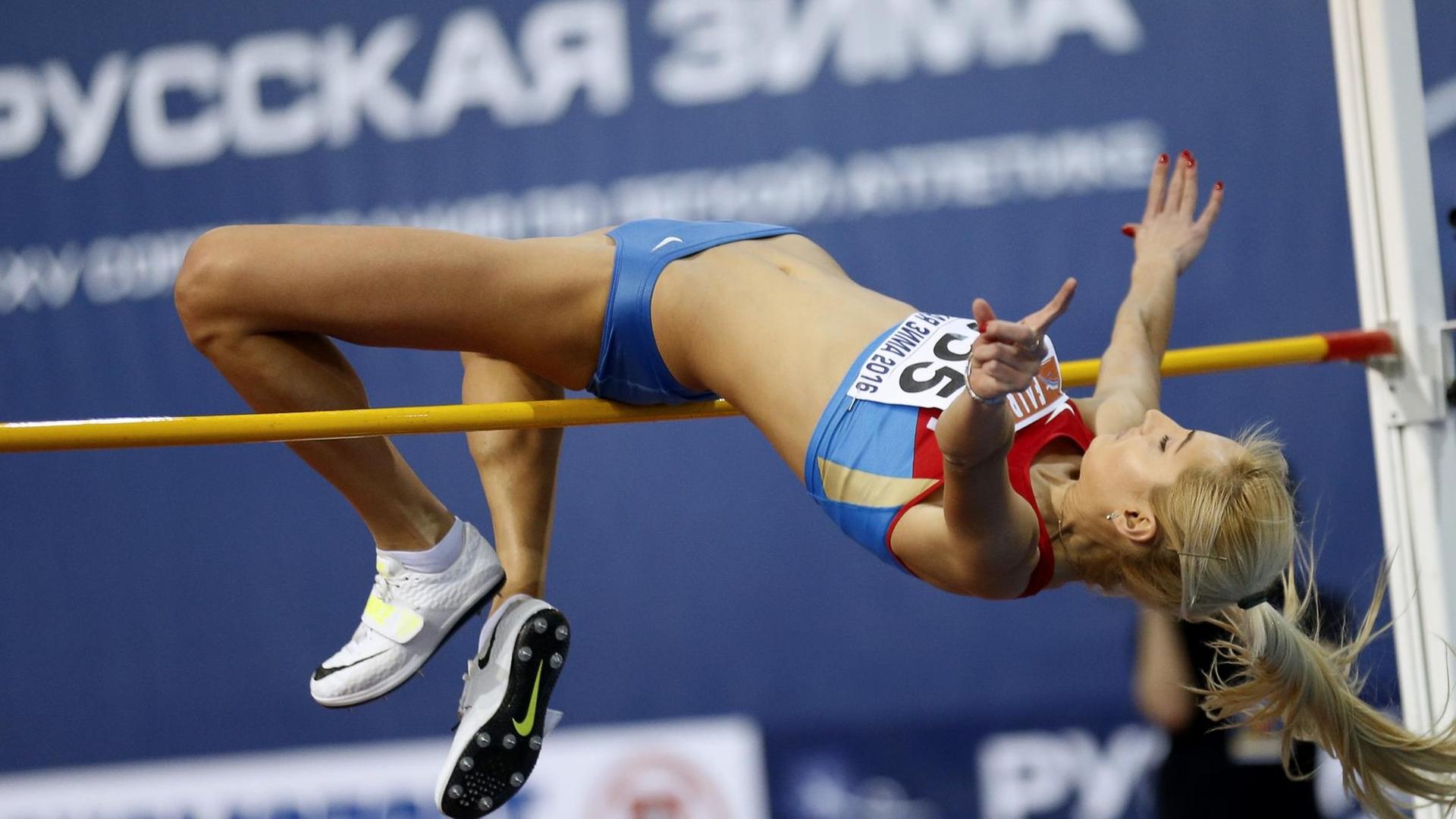 Die russische Hochspringerin Yevgenia Fedotova bei einem russischen Leichtathletik-Wettkampf in Moskau im Februar 2016. Die russische Hochspringerin Yevgenia Fedotova bei einem russischen Leichtathletik-Wettkampf in Moskau im Februar 2016.