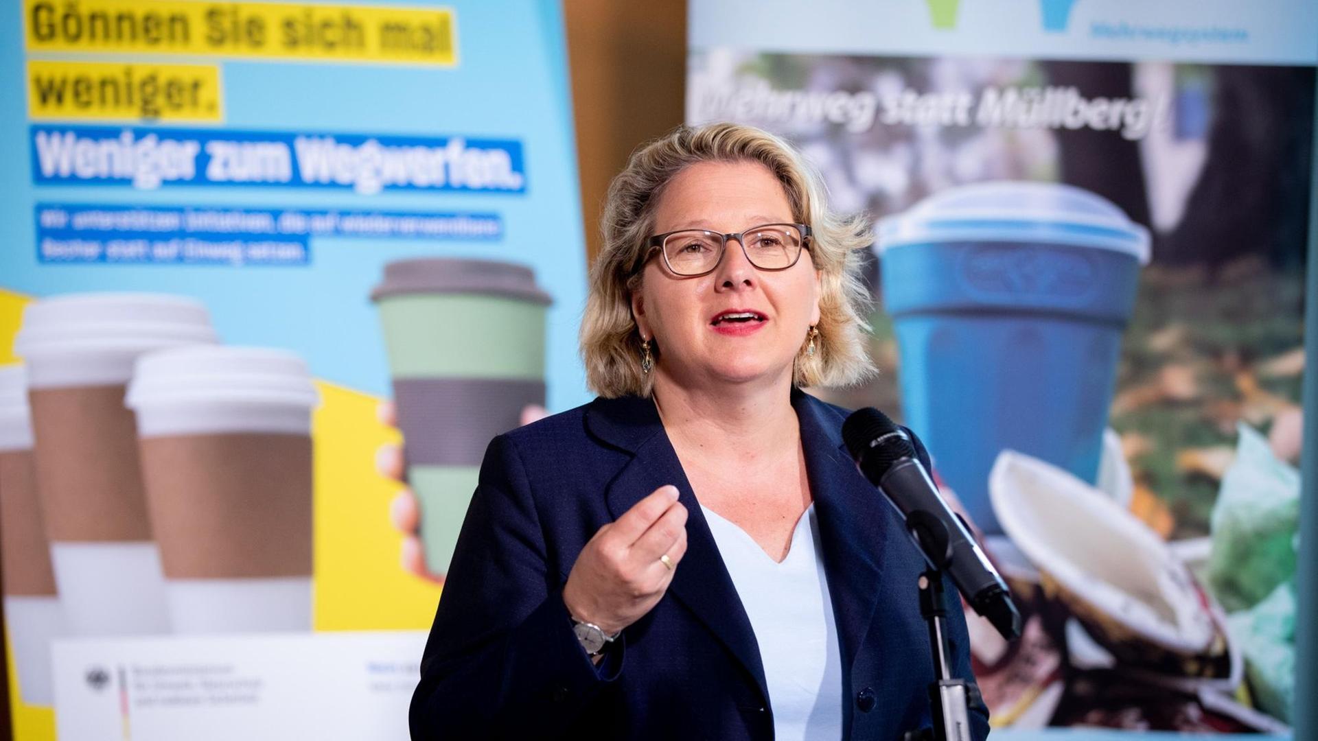 Svenja Schulze (SPD), Bundesministerin für Umwelt, Naturschutz und nukleare Sicherheit, stellt eine Umweltbundesamt-Studie zu Plänen für weniger Einwegkaffeebecher vor. Bei dieser Gelegenheit erläuterte Schulze die neue EU-Richtlinie für Einwegplastik Svenja Schulze (SPD), Bundesministerin für Umwelt, Naturschutz und nukleare Sicherheit, stellt eine Umweltbundesamt-Studie zu Plänen für weniger Einwegkaffeebecher vor. Bei dieser Gelegenheit erläuterte Schulze die neue EU-Richtlinie für Einwegplastik