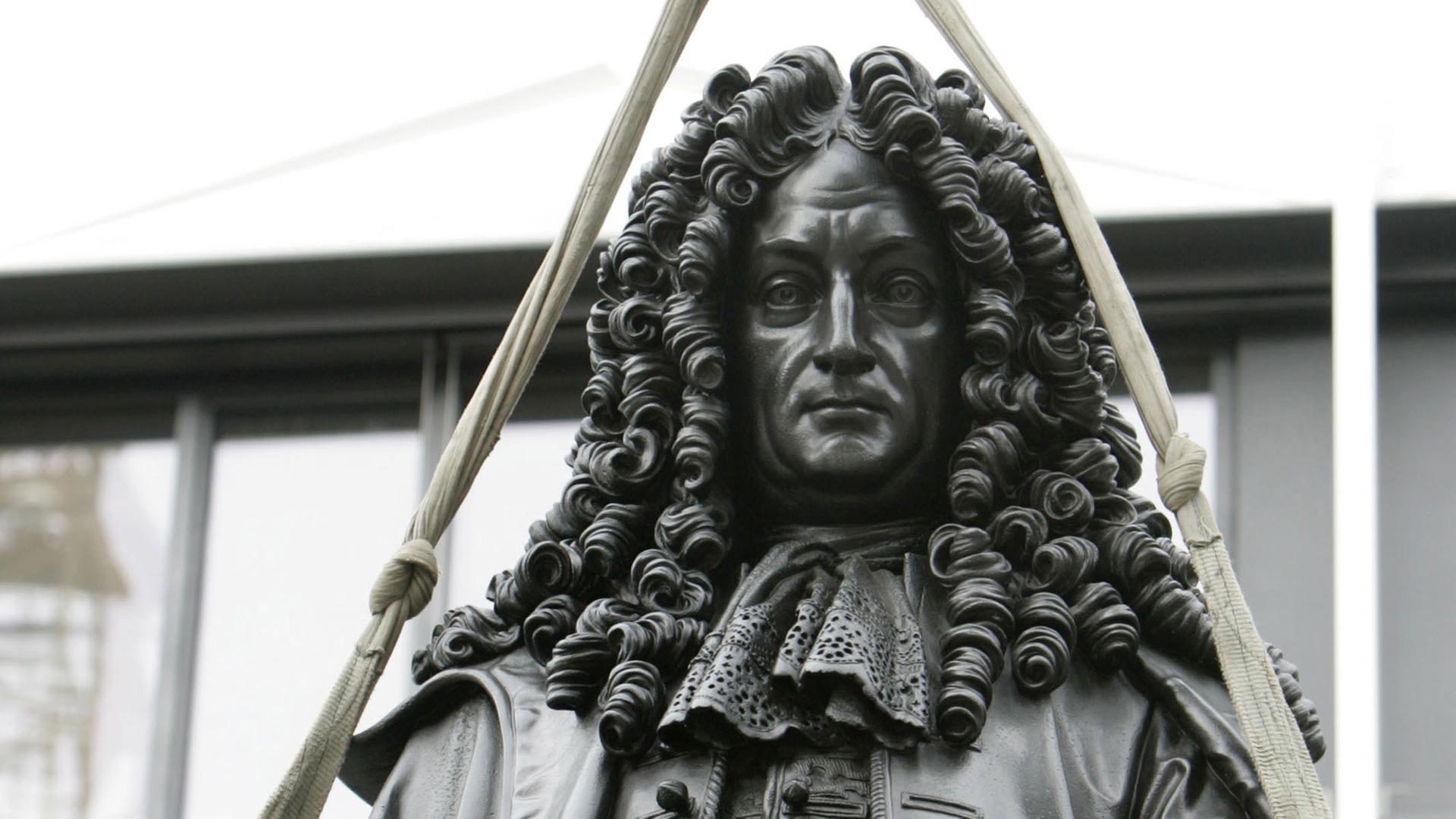 Eine Statue von Gottfried Wilhelm Leibniz auf dem Innenhof des Campus der Universität Leipzig Eine Statue von Gottfried Wilhelm Leibniz auf dem Innenhof des Campus der Universität Leipzig