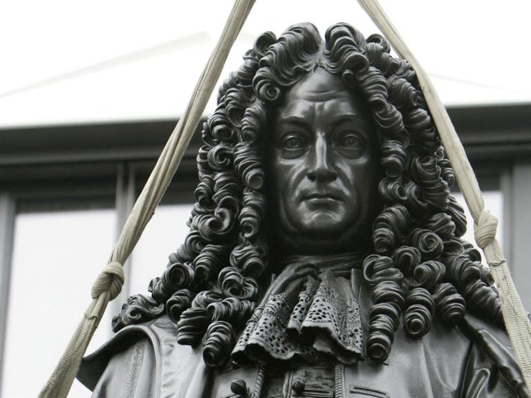 Eine Statue von Gottfried Wilhelm Leibniz auf dem Innenhof des Campus der Universität Leipzig