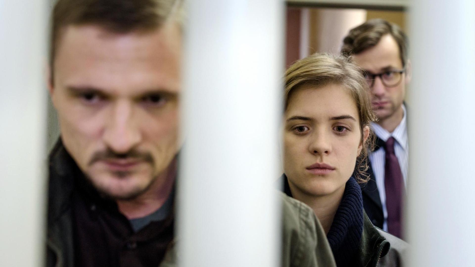 Von links: Paul Winter (Florian Lukas), Charlotte Ahler (Liv Lisa Fries) und Alexander Melchior (Florian Stetter) als Besucher im Gefängnis Von links: Paul Winter (Florian Lukas), Charlotte Ahler (Liv Lisa Fries) und Alexander Melchior (Florian Stetter) als Besucher im Gefängnis