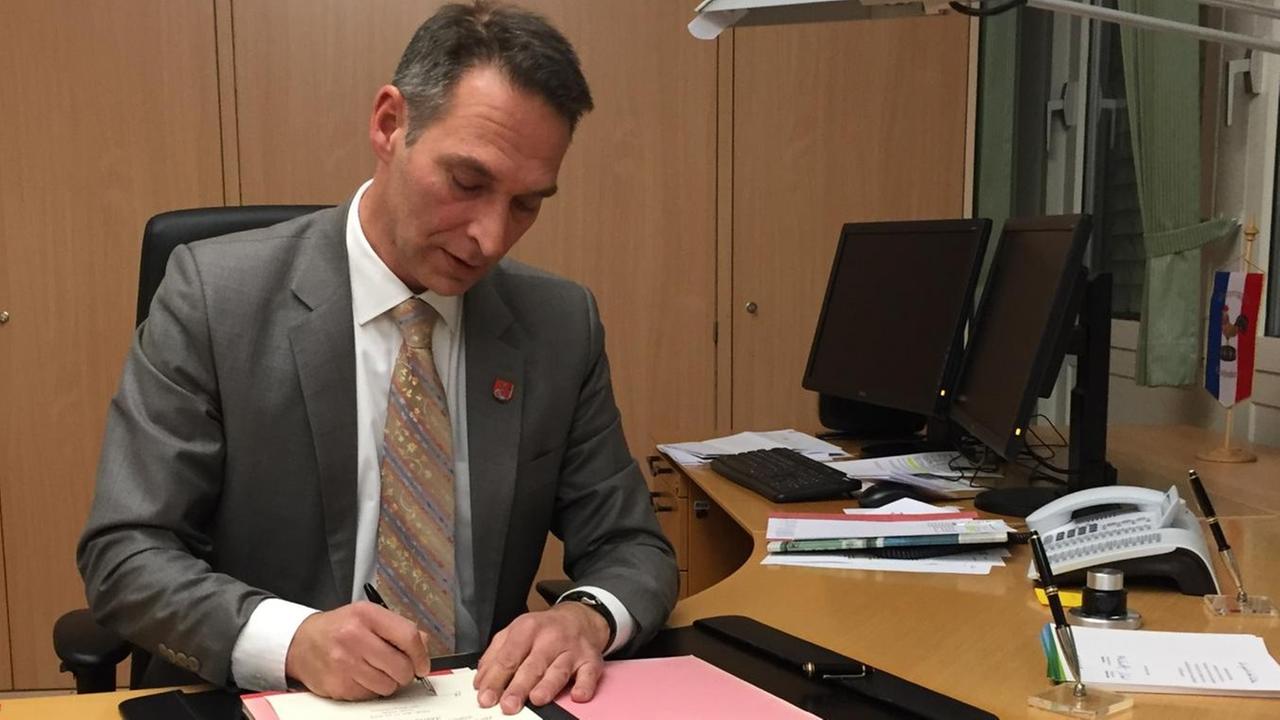 Oliver Schmidt-Gutzat ist Bürgermeister der Kreisstadt Heide. Oliver Schmidt-Gutzat ist Bürgermeister der Kreisstadt Heide.