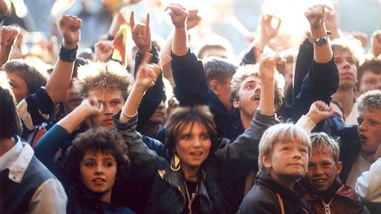 Filmstill aus dem litauischen Film "How we played the Revolution". Menschen die jubeln. Filmstill aus dem litauischen Film "How we played the Revolution". Menschen die jubeln.