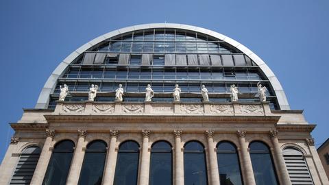 Die heutige Opera Nouvel in Lyon wurde nach dem französichen Architekten Jean Nouvel benannt, der auf ein altes Operngebäude aus dem Jahr 1756 ein tonnenfömiges Obergeschoss zwischen 1985 und 1993 setzte. Sie beherbergt die Nationaloper von Lyon.