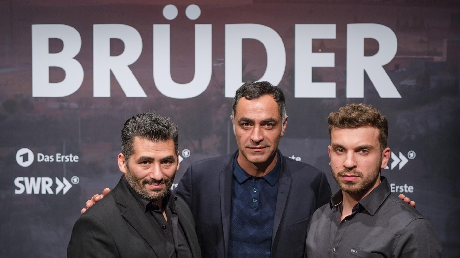 Der Regisseur Züli Aladag mit seinen Hauptdarstellern Tamer Yigit (l) und Edin Hasanovic (r) Der Regisseur Züli Aladag mit seinen Hauptdarstellern Tamer Yigit (l) und Edin Hasanovic (r)