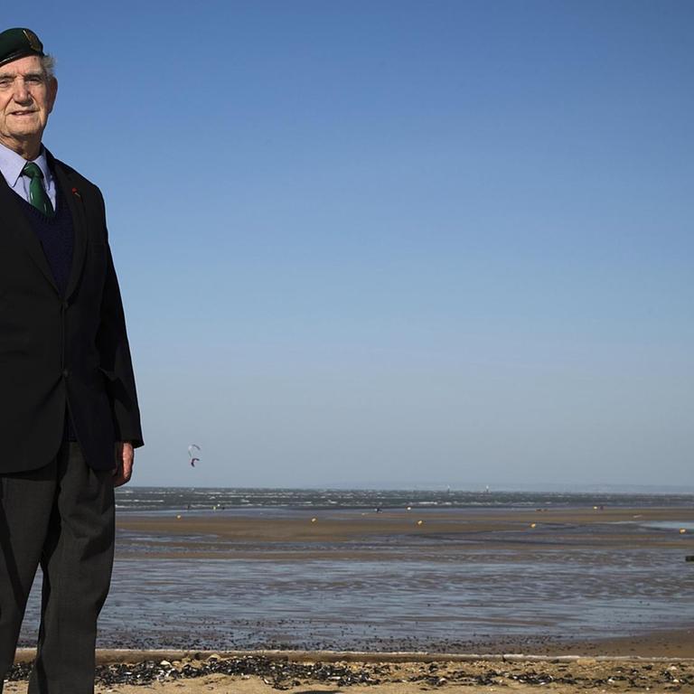 Der französische Weltkriegs-Veteran Leon Gautier am Sword Beach in der Normandie.