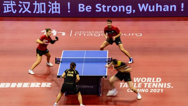 "Be Strong, Wuhan!", steht auf der Bande bei den Tischtennis German Open in Magdeburg. In der chinesischen Region Wuhan wurde das Coronavirus zuerst gemeldet.