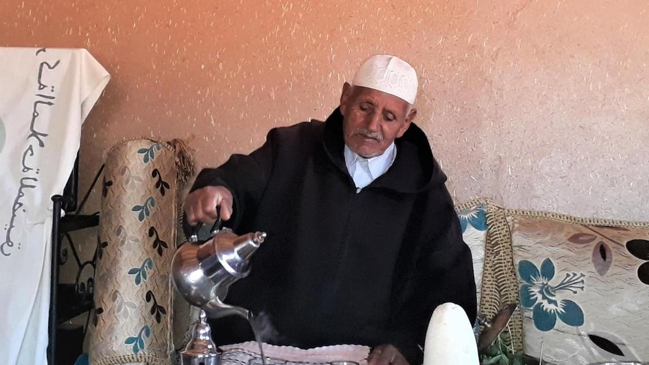 Marrokanischer Berber bereitet Tee vor Marrokanischer Berber bereitet Tee vor