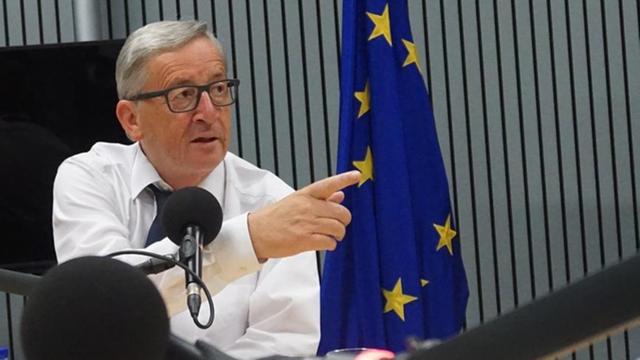 Juncker am Mikrophon im ARD-Studio Brüssel