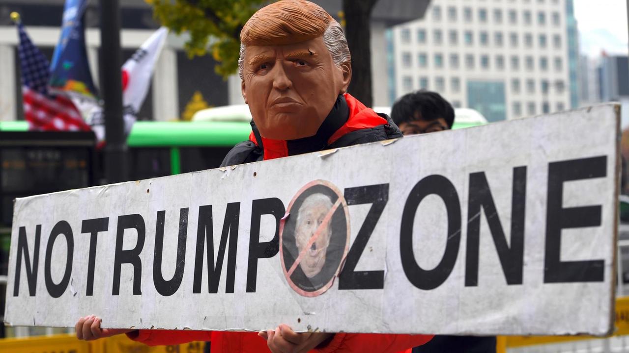 Ein südkoreanischer Demonstrant hält ein Transparent mit der Aufschrift "No Trump Zone" hoch. Ein südkoreanischer Demonstrant hält ein Transparent mit der Aufschrift "No Trump Zone" hoch.