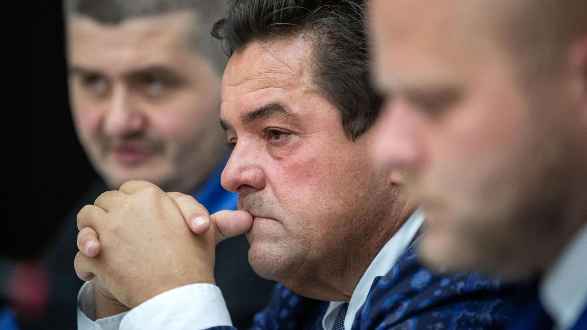 Ein am 28. Juni 2018 aufgenommenes Aktenbild zeigt den slowakischen Unternehmer Marian Kocner. Die slowakische Staatsanwaltschaft gab am 14. März 2019 bekannt, dass sie den Unternehmer Marian Kocner beschuldigt hat, den Mord an dem investigativen Journalisten Jan Kuciak angeordnet zu haben, dessen Ermordung Massenproteste ausgelöst hat, die den Premierminister gestürzt haben. Ein am 28. Juni 2018 aufgenommenes Aktenbild zeigt den slowakischen Unternehmer Marian Kocner. Die slowakische Staatsanwaltschaft gab am 14. März 2019 bekannt, dass sie den Unternehmer Marian Kocner beschuldigt hat, den Mord an dem investigativen Journalisten Jan Kuciak angeordnet zu haben, dessen Ermordung Massenproteste ausgelöst hat, die den Premierminister gestürzt haben.