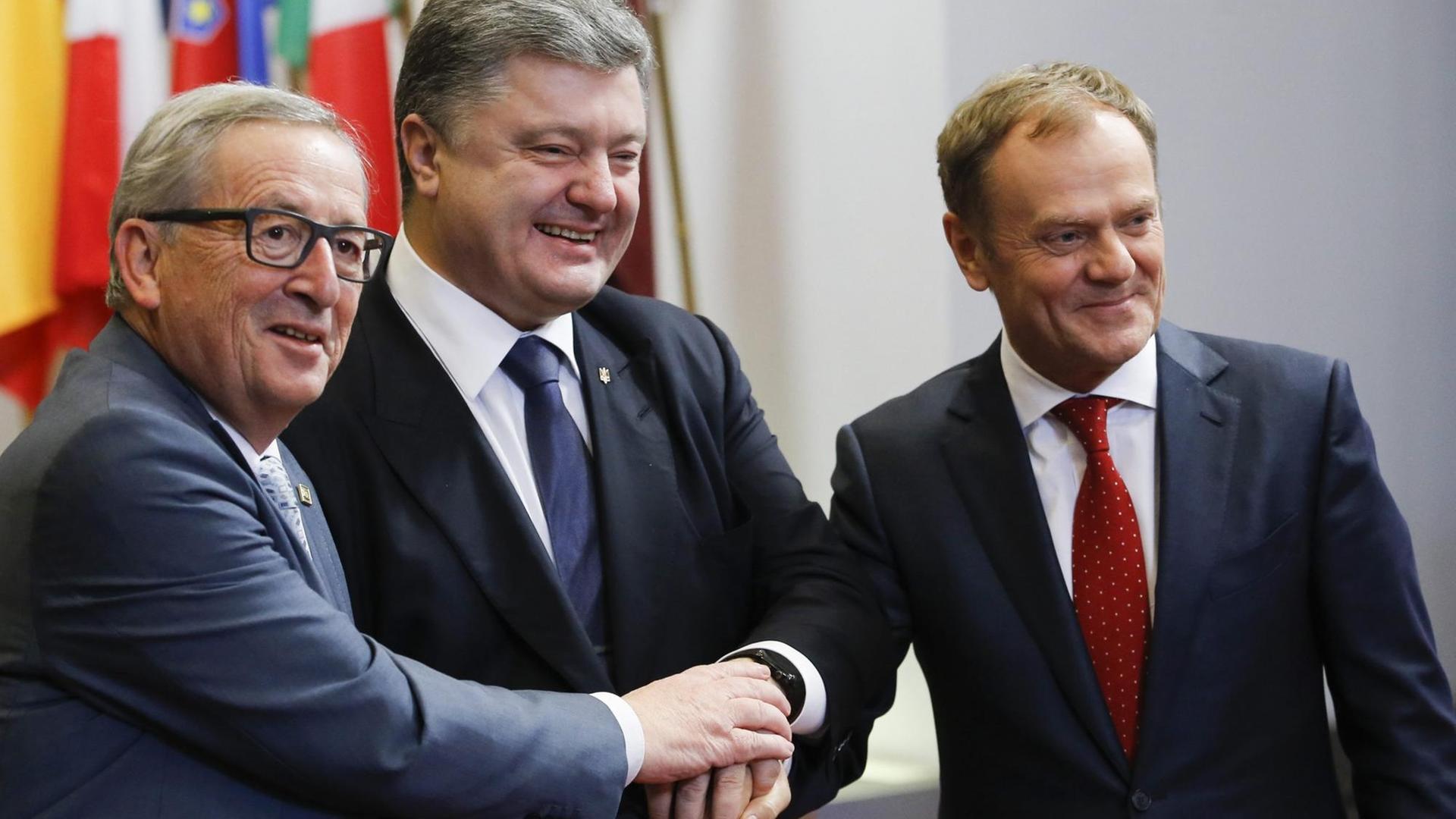 EU-Kommissionspräsident Jean-Claude Juncker (links), EU-Ratspräsident Donald Tusk und der ukrainische Präsident Petro Poroschenko (mitte). EU-Kommissionspräsident Jean-Claude Juncker (links), EU-Ratspräsident Donald Tusk und der ukrainische Präsident Petro Poroschenko (mitte).