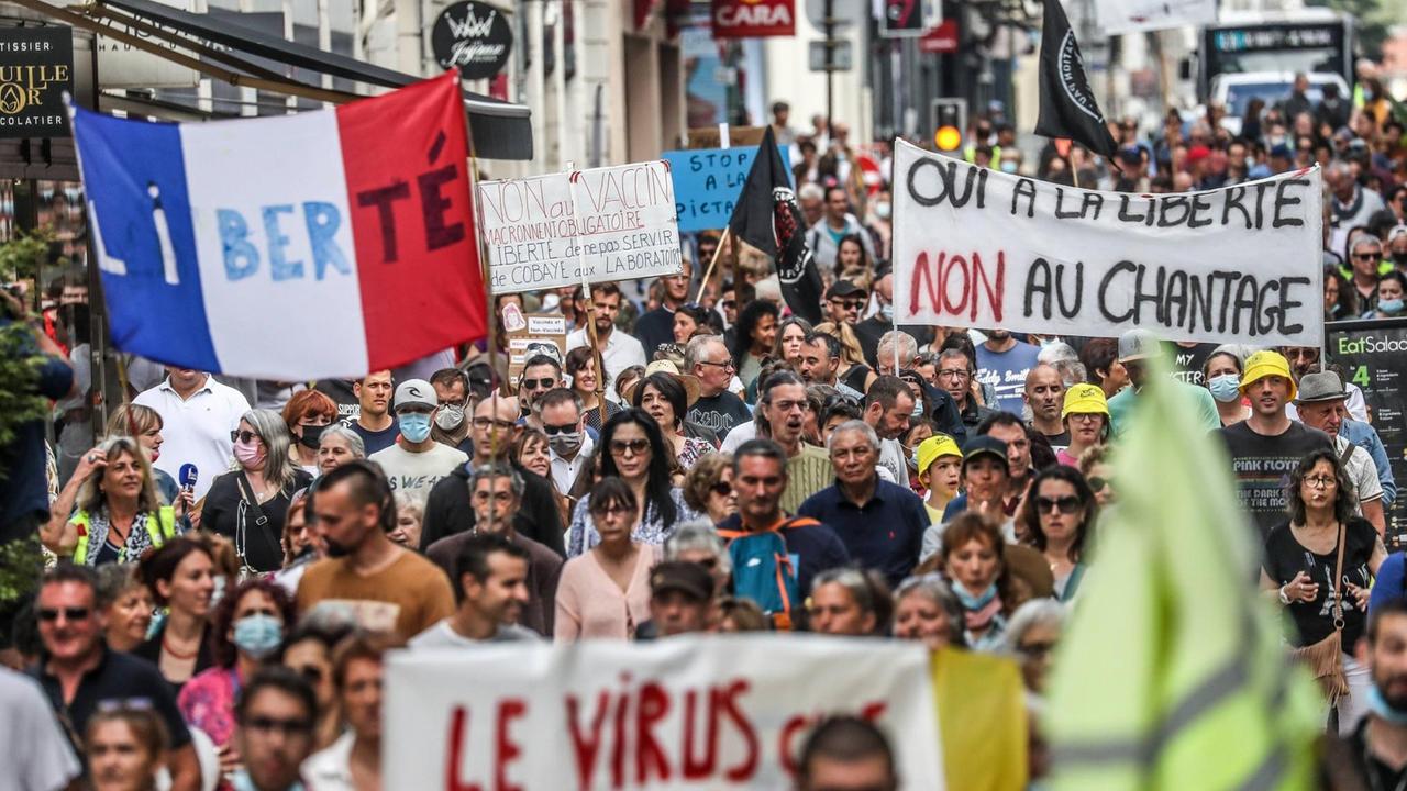 Demonstrationen gegen die geplante Impfpflicht für bestimmte Berufsgruppen in Frankreich Demonstrationen gegen die geplante Impfpflicht für bestimmte Berufsgruppen in Frankreich