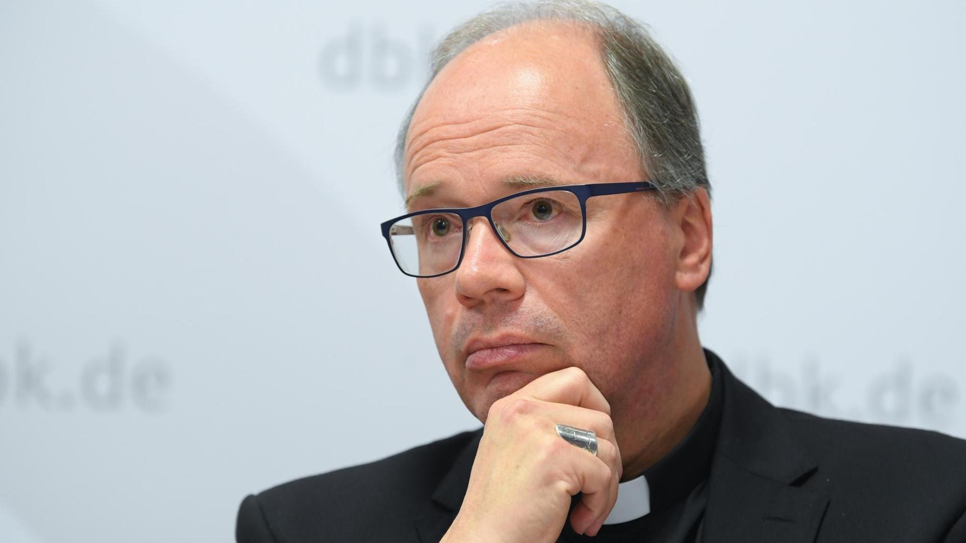 Der Trierer Bischof Stephan Ackermann auf der Pressekonferenz der Deutschen Bischofskonferenz in Fulda zur Vorstellung der Studie über Missbrauch in der Kirche.