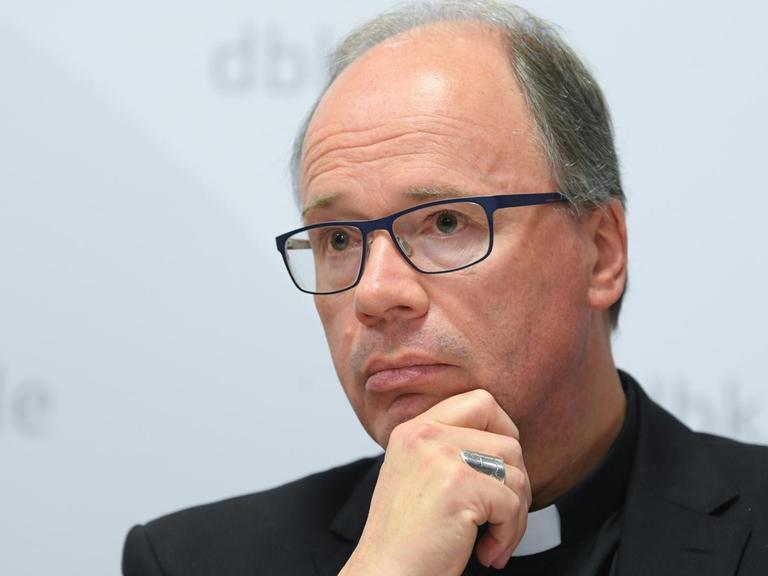 Der Trierer Bischof Stephan Ackermann auf der Pressekonferenz der Deutschen Bischofskonferenz in Fulda zur Vorstellung der Studie über Missbrauch in der Kirche.
