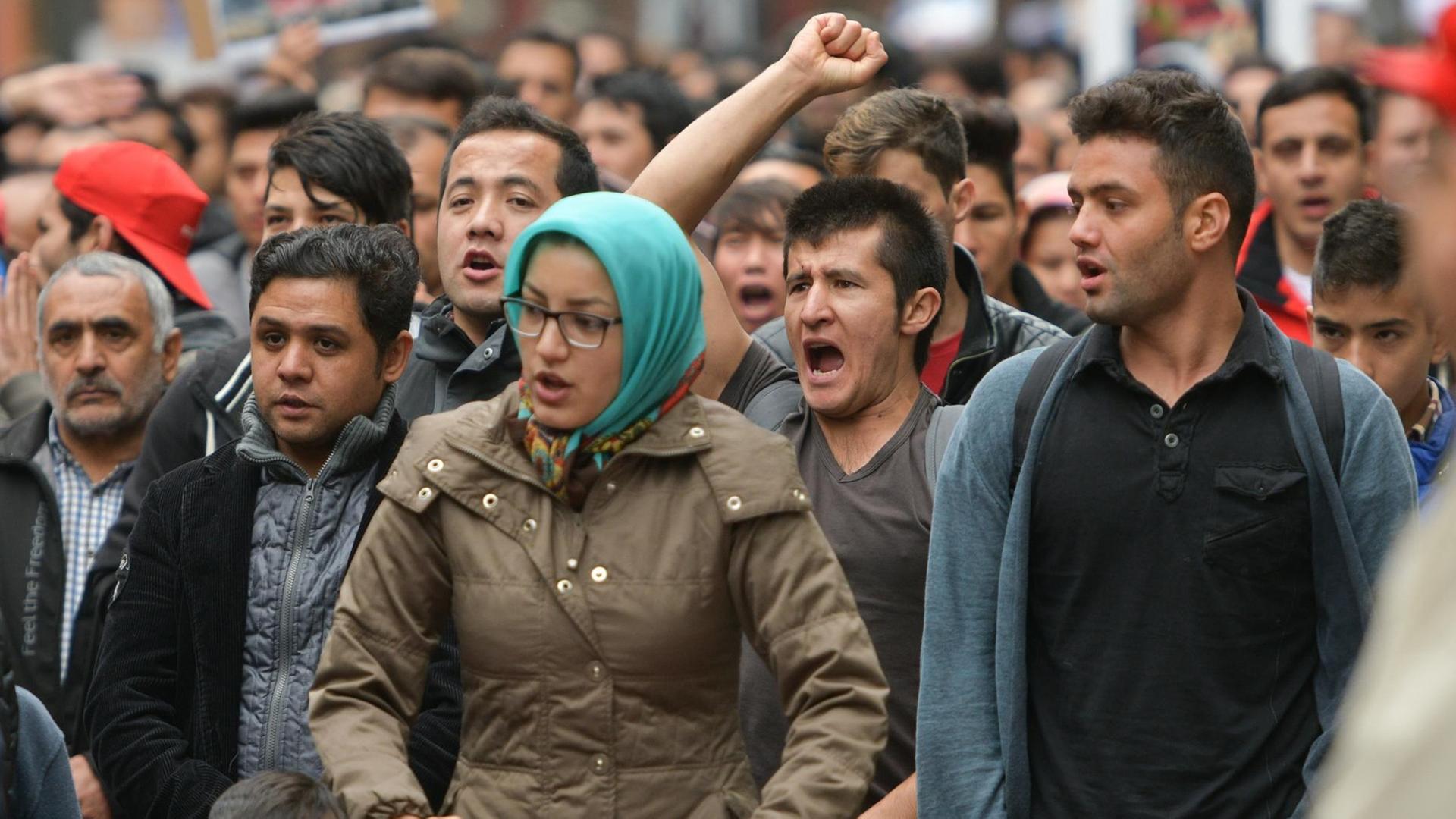 Demonstranten protestieren am 22.10.2016 in Hamburg in der Innenstadt gegen die Abschiebung von Flüchtlingen aus Afghanistan. Das Land am Hindukusch stellt nach Meinung der Protestler kein sicheres Herkunftsland dar. Demonstranten protestieren am 22.10.2016 in Hamburg in der Innenstadt gegen die Abschiebung von Flüchtlingen aus Afghanistan. Das Land am Hindukusch stellt nach Meinung der Protestler kein sicheres Herkunftsland dar.