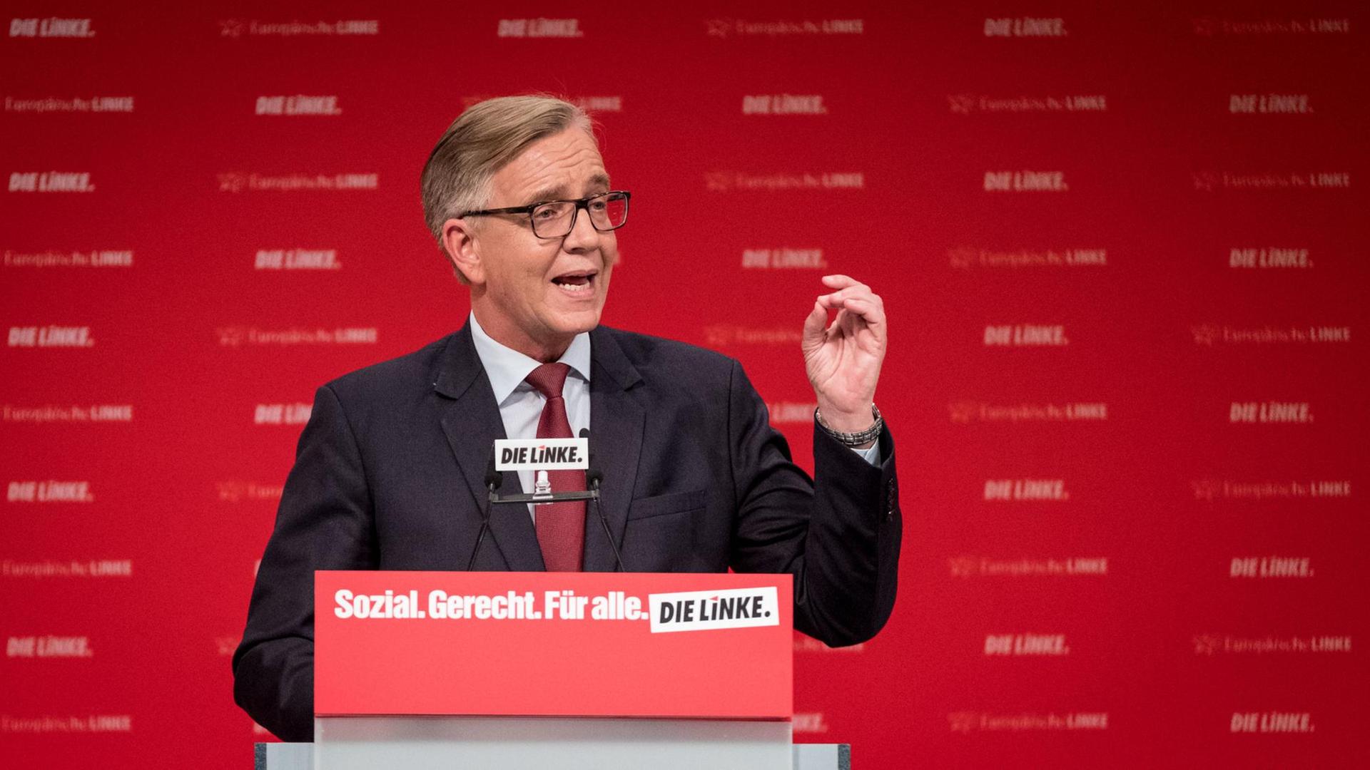 Der Spitzenkandidat der Linken für die Bundestagswahl 2017, Dietmar Bartsch, spricht während des Bundesparteitags der Linken in Hannover. Der Spitzenkandidat der Linken für die Bundestagswahl 2017, Dietmar Bartsch, spricht während des Bundesparteitags der Linken in Hannover.