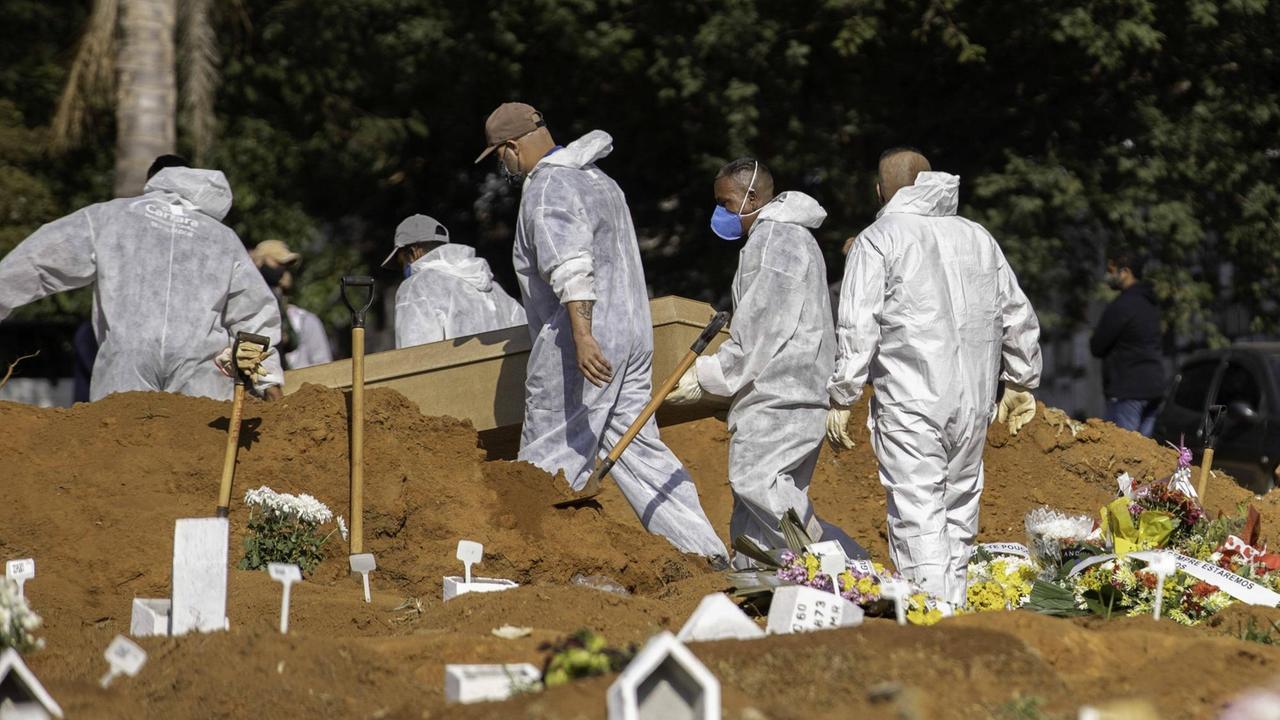 Das Foto zeigt einen Friedhof im Osten von Sao Paulo/Brasilien, auf dem Massenbegräbnisse wegen der Coronakrise stattfinden. Das Foto zeigt einen Friedhof im Osten von Sao Paulo/Brasilien, auf dem Massenbegräbnisse wegen der Coronakrise stattfinden.