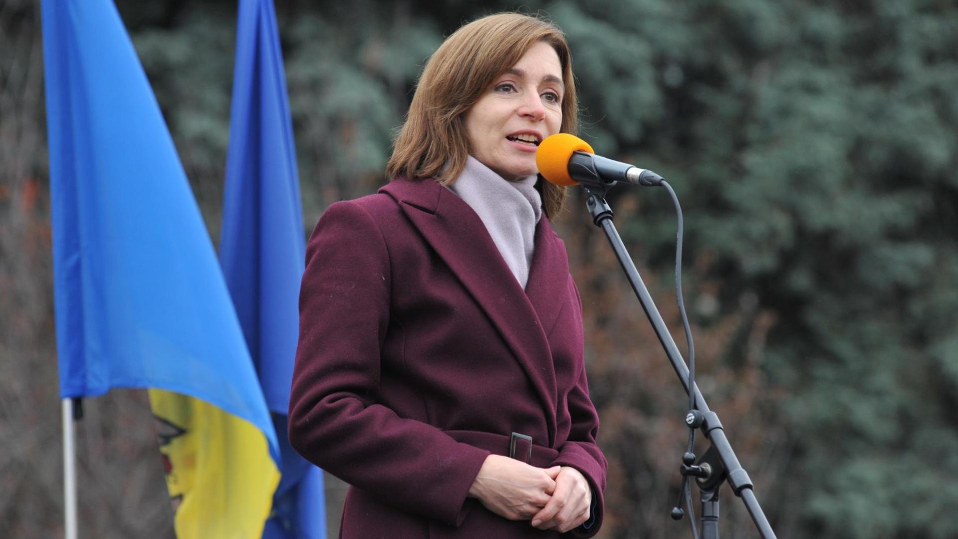 Moldaus Präsidentin Maia Sandu in einem Wintermantel bei einer Kundgebung im Dezember 2020. Moldaus Präsidentin Maia Sandu in einem Wintermantel bei einer Kundgebung im Dezember 2020.