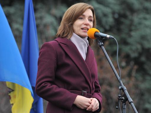 Moldaus Präsidentin Maia Sandu in einem Wintermantel bei einer Kundgebung im Dezember 2020.