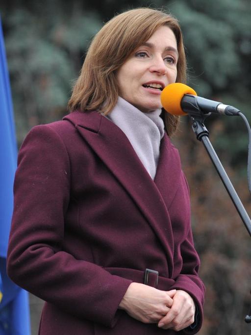 Moldaus Präsidentin Maia Sandu in einem Wintermantel bei einer Kundgebung im Dezember 2020.