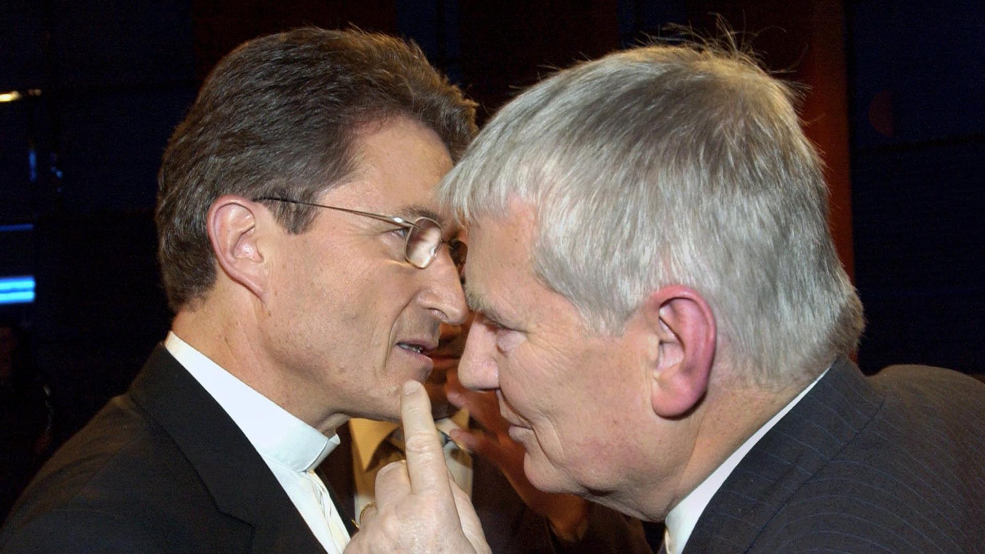 Der damalige EKD-Ratsvorsitzende Wolfgang Huber (l.) und der damalige Bundesinnenminister Otto Schily unterhalten sich im Dezember 2004 nach der Talkshow "Sabine Christiansen"