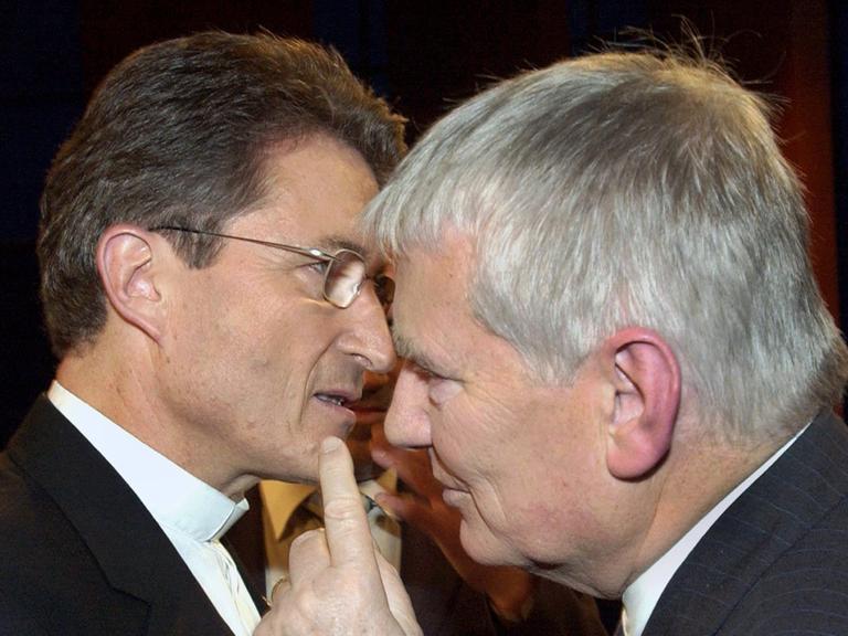 Der damalige EKD-Ratsvorsitzende Wolfgang Huber (l.) und der damalige Bundesinnenminister Otto Schily unterhalten sich im Dezember 2004 nach der Talkshow "Sabine Christiansen"