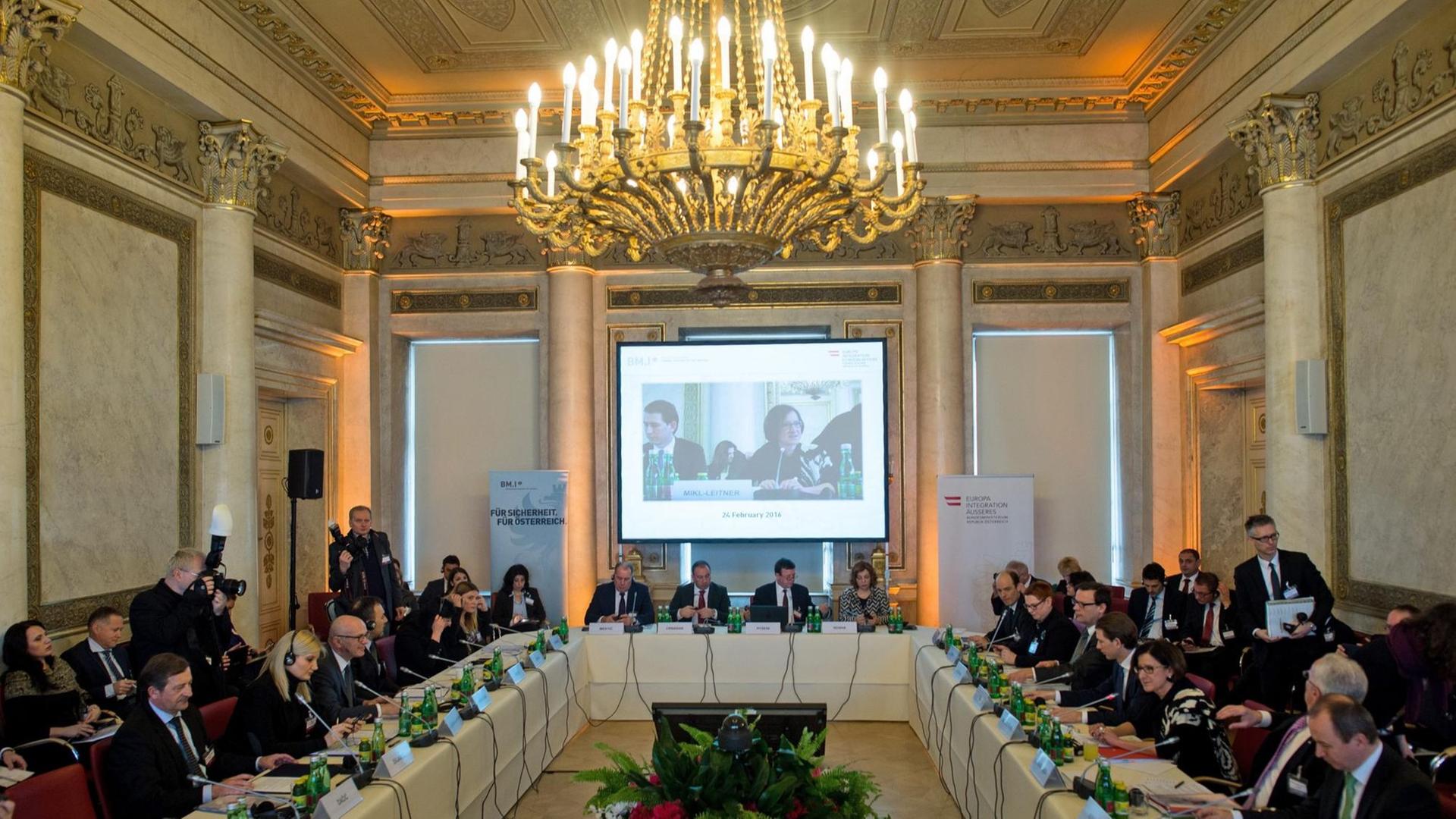 Mehrere Westbalkan-Staaten beraten auf einer Konferenz in Wien über die Flüchtlingspolitik. Mehrere Westbalkan-Staaten beraten auf einer Konferenz in Wien über die Flüchtlingspolitik.