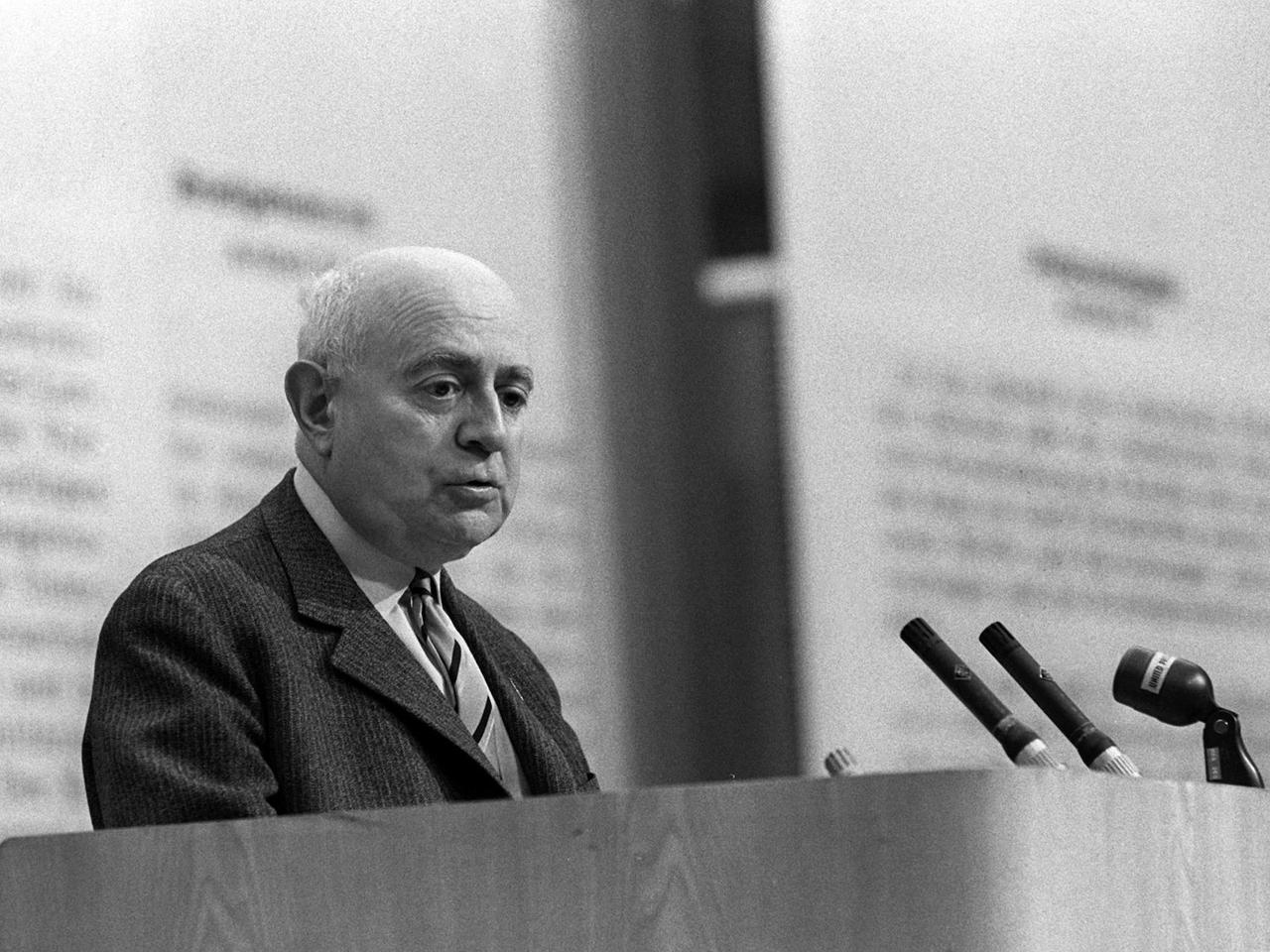 Der Soziologie-Professor Theodor Adorno am 28.05.1968 während eines Vortrags im Großen Sendesaal des Hessischen Rundfunks in Frankfurt am Main. Der Soziologie-Professor Theodor Adorno am 28.05.1968 während eines Vortrags im Großen Sendesaal des Hessischen Rundfunks in Frankfurt am Main.