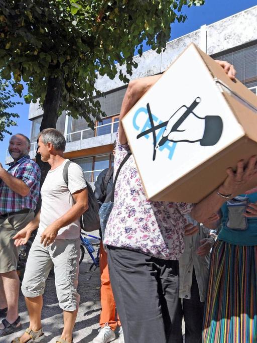 Beim Bundesverfassungsgericht in Karlsruhe (Baden-Württemberg) werden von einer Menschenkette Kartons mit den Vollmachten zu einer Bürgerklage gegen das Freihandelsabkommen Ceta zum Gericht transportiert. Mehr als 125.000 Bürger haben sich der Klage angeschlossen.