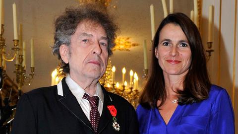 Bob Dylan und Frankreichs Kulturministerin Aurélie Filippetti im November 2013 in Paris