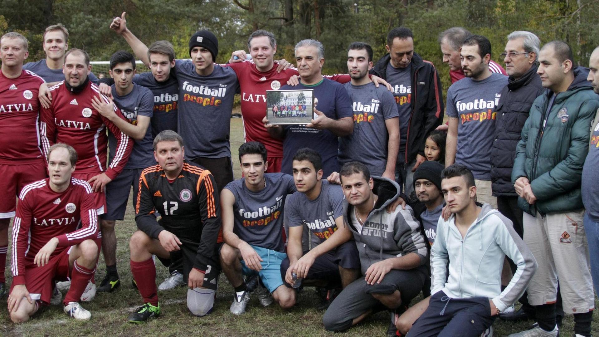 Flüchtlinge aus dem einzigen Flüchtlingsheim des Landes in Mucenieki nach einem Fußballspiel gegen Politiker. Flüchtlinge aus dem einzigen Flüchtlingsheim des Landes in Mucenieki nach einem Fußballspiel gegen Politiker.