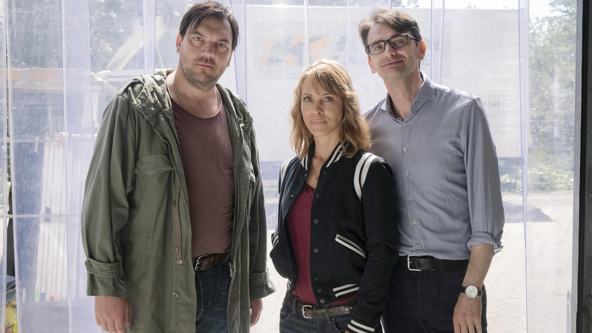NORDDEUTSCHER RUNDFUNK Drehstart für Rostocker „Polizeiruf 110“ - Der 20. Einsatz für Anneke Kim Sarnau und Charly Hübner Die dramatische Suche nach einem Serienmörder bestimmt den 20. Einsatz des NDR „Polizeiruf 110“-Teams um die Kommissare Katrin König (Anneke Kim Sarnau) und Alexander Bukow (Charly Hübner). Autor und Regisseur des neuen Falls, der bis zum 5. Juli 2018 in Rostock und Hamburg entsteht, ist Damir Lukačević (im Bild rechts). © NDR/Christine Schröder, honorarfrei - Verwendung gemäß der AGB im engen inhaltlichen, redaktionellen Zusammenhang mit genannter NDR-Sendung und bei Nennung "Bild: NDR/Christine Schröder" (S2). NDR Presse und Information/Fotoredaktion, Tel: 040/4156-2306 oder -2305, pressefoto@ndr.de NORDDEUTSCHER RUNDFUNK Drehstart für Rostocker „Polizeiruf 110“ - Der 20. Einsatz für Anneke Kim Sarnau und Charly Hübner Die dramatische Suche nach einem Serienmörder bestimmt den 20. Einsatz des NDR „Polizeiruf 110“-Teams um die Kommissare Katrin König (Anneke Kim Sarnau) und Alexander Bukow (Charly Hübner). Autor und Regisseur des neuen Falls, der bis zum 5. Juli 2018 in Rostock und Hamburg entsteht, ist Damir Lukačević (im Bild rechts). © NDR/Christine Schröder, honorarfrei - Verwendung gemäß der AGB im engen inhaltlichen, redaktionellen Zusammenhang mit genannter NDR-Sendung und bei Nennung "Bild: NDR/Christine Schröder" (S2). NDR Presse und Information/Fotoredaktion, Tel: 040/4156-2306 oder -2305, pressefoto@ndr.de