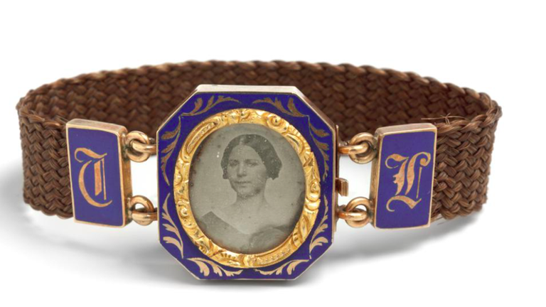 Das Porträt einer jungen Frau als Memorial-Schmuck. Das Armband ist aus Menschenhaar geflochten. Das Porträt einer jungen Frau als Memorial-Schmuck. Das Armband ist aus Menschenhaar geflochten.