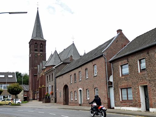 Ein Motorrad fährt durch das Dorf Keyenberg: Von den rund 800 Einwohnern haben sich viele schon umsiedeln lassen; Aufnahme vom August 2016