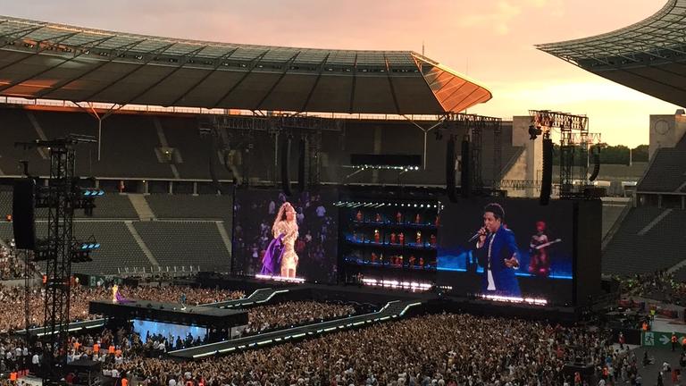 Beyoncé und Jay-Z bei ihrem Konzert im Berliner Olympiastadion am 28. Juni 2018. Beyoncé und Jay-Z bei ihrem Konzert im Berliner Olympiastadion am 28. Juni 2018.