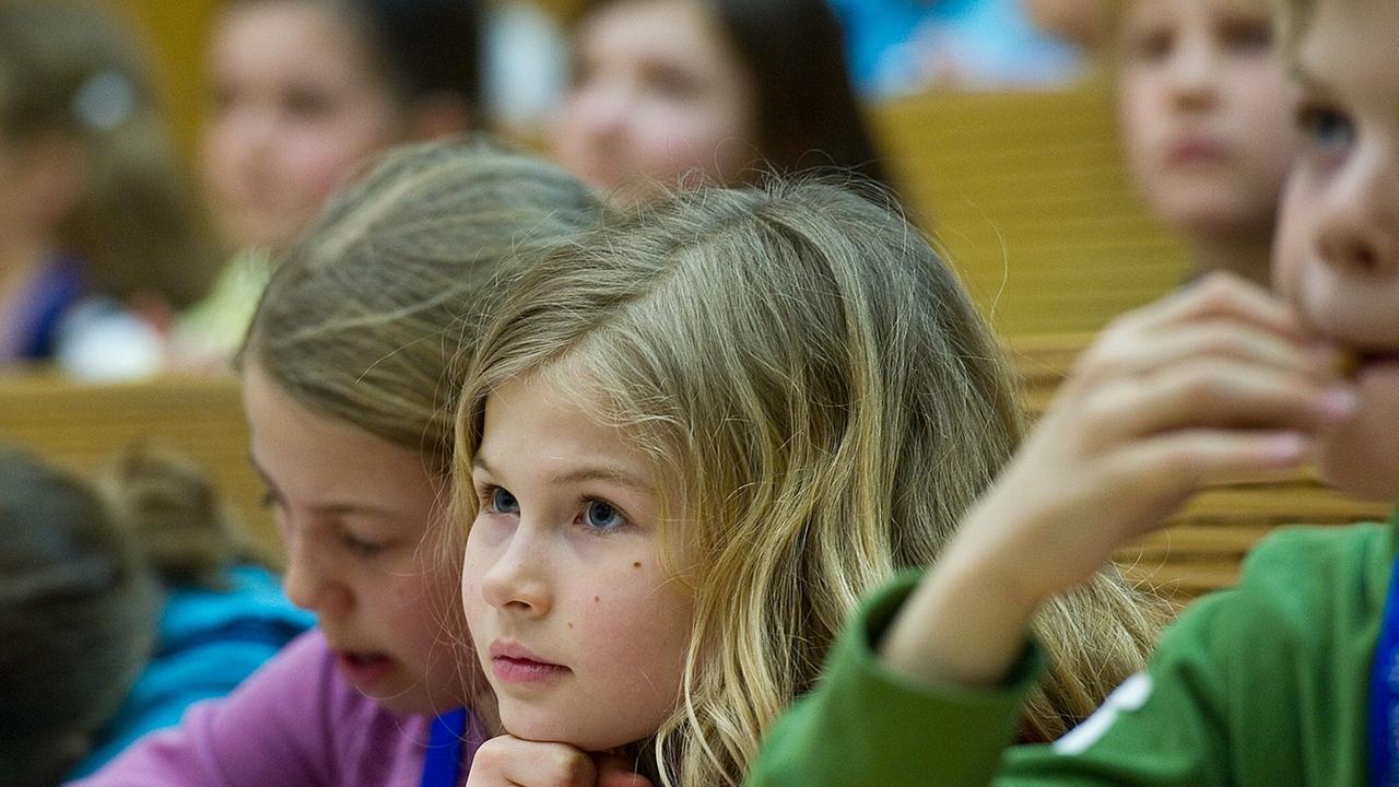 Philosophieren wie die Großen: Teilnehmer der "Kinderuni" an der Europa-Universität Viadrina in Frankfurt (Oder) Philosophieren wie die Großen: Teilnehmer der "Kinderuni" an der Europa-Universität Viadrina in Frankfurt (Oder)
