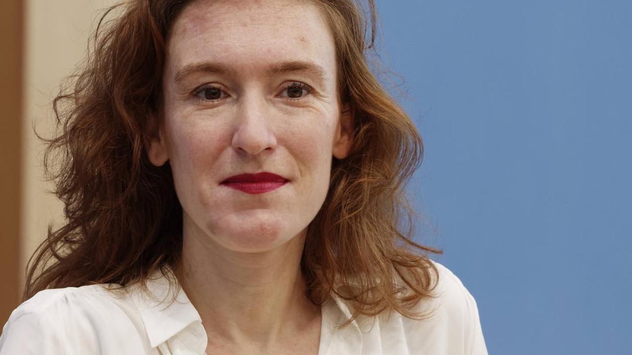 Die Schriftstellerin Nora Bossong in der Bundespressekonferenz. Die Schriftstellerin Nora Bossong in der Bundespressekonferenz.