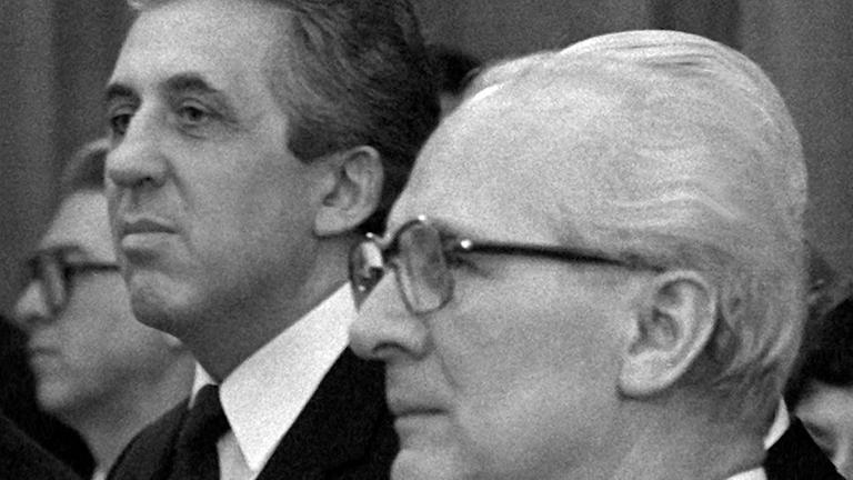 Schwarz-weiß-Nahaufnahme von Egon Krenz, links im Bild und Erich Honecker, rechts im Bild, von der Seite, gucken nach links Schwarz-weiß-Nahaufnahme von Egon Krenz, links im Bild und Erich Honecker, rechts im Bild, von der Seite, gucken nach links