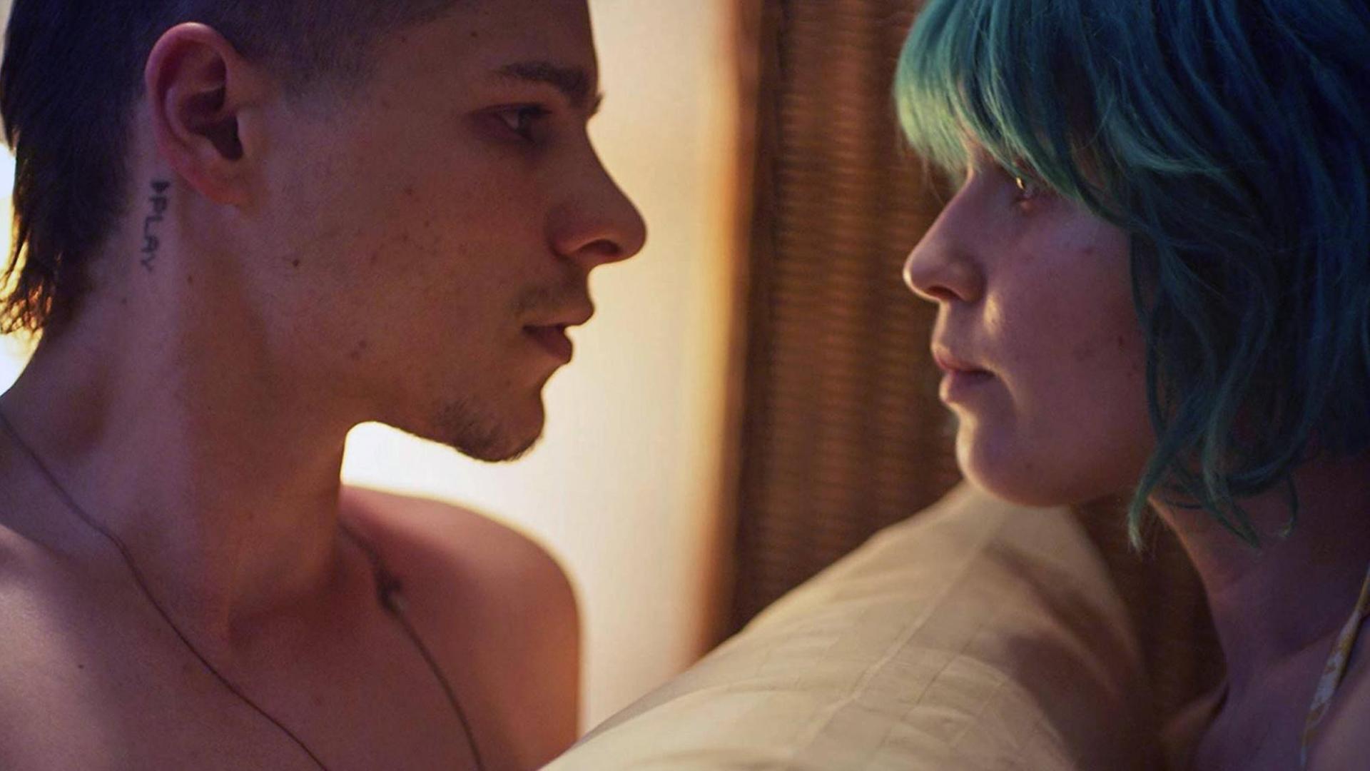 Die Schauspieler Toby Wallace und Eliza Scanlen im Film "Milla Meets Moses" von Regisseurin Shannon Murphy. Zwei junge Menschen schauen sich in die Augen. Die Schauspieler Toby Wallace und Eliza Scanlen im Film "Milla Meets Moses" von Regisseurin Shannon Murphy. Zwei junge Menschen schauen sich in die Augen.
