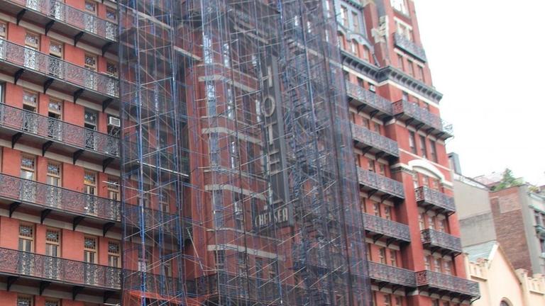 Das legendäre Chelsea Hotel in New York City im Baugerüst, 2018. Das legendäre Chelsea Hotel in New York City im Baugerüst, 2018.