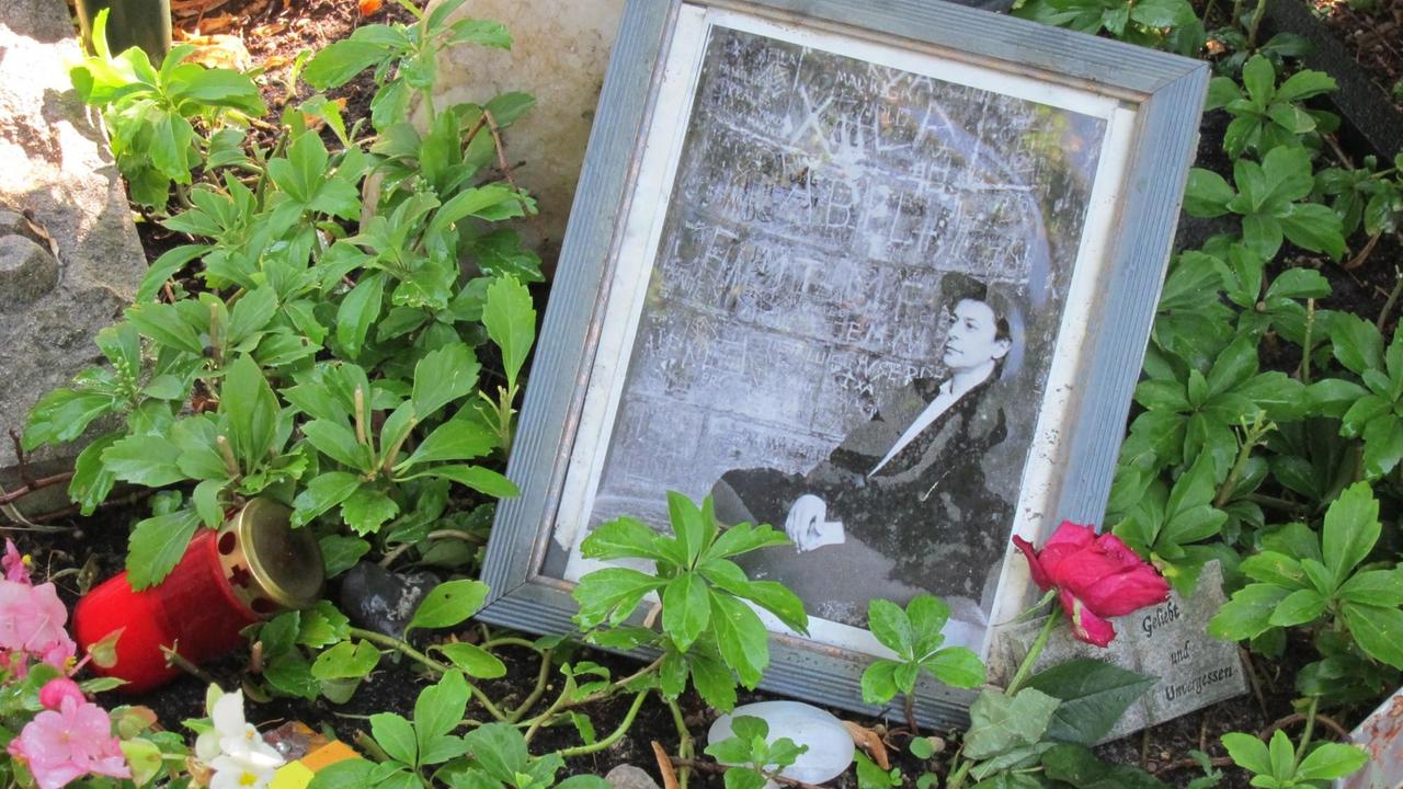 Fotografie von Rio Reiser auf seinem Grab