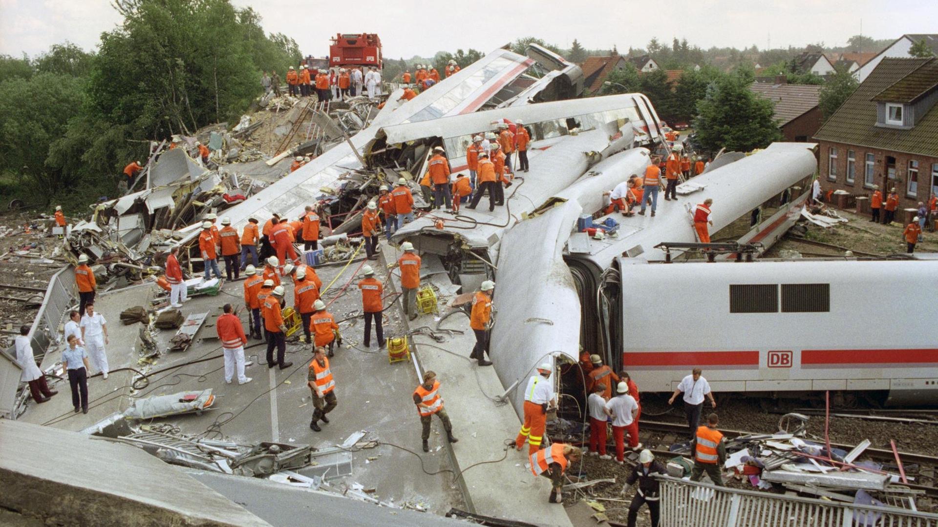 An einer durch einen Intercity-Zug total zerstörten Straßenbrücke in Eschede liegen am 3.6.1998 die verunglückten Waggons kreuz und quer.