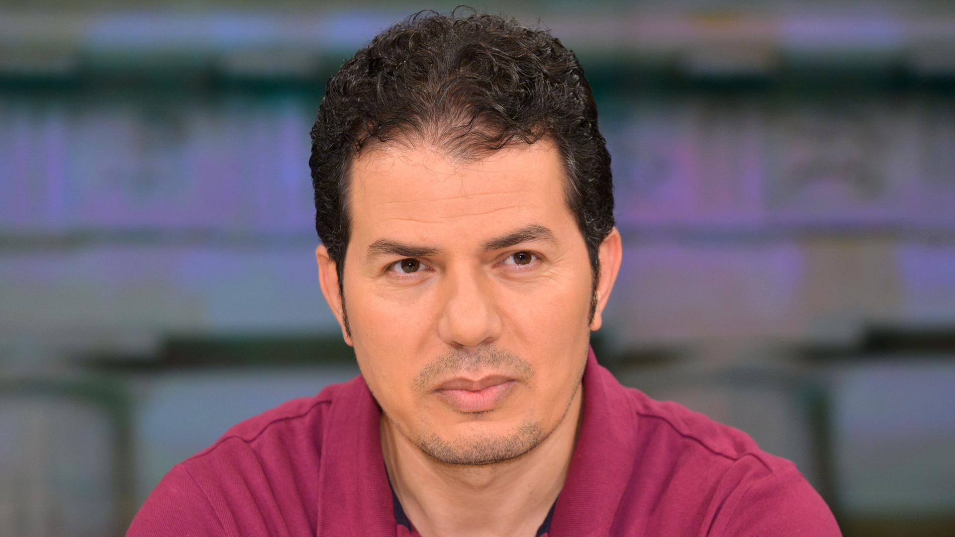 Hamed Abdel-Samad, deutsch-ägypischer Politologe und Autor, aufgenommen am 22.08.2013 während der ZDF-Talksendung "Maybrit Illner" zum Thema: "Ägypten zwischen Glaube und Gewalt - erwartet der Westen zu viel?" im ZDF-Hauptstadtstudio im Berliner Zollernhof Unter den Linden. Hamed Abdel-Samad, deutsch-ägypischer Politologe und Autor, aufgenommen am 22.08.2013 während der ZDF-Talksendung "Maybrit Illner" zum Thema: "Ägypten zwischen Glaube und Gewalt - erwartet der Westen zu viel?" im ZDF-Hauptstadtstudio im Berliner Zollernhof Unter den Linden.