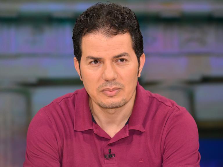 Hamed Abdel-Samad, deutsch-ägypischer Politologe und Autor, aufgenommen am 22.08.2013 während der ZDF-Talksendung "Maybrit Illner" zum Thema: "Ägypten zwischen Glaube und Gewalt - erwartet der Westen zu viel?" im ZDF-Hauptstadtstudio im Berliner Zollernhof Unter den Linden.