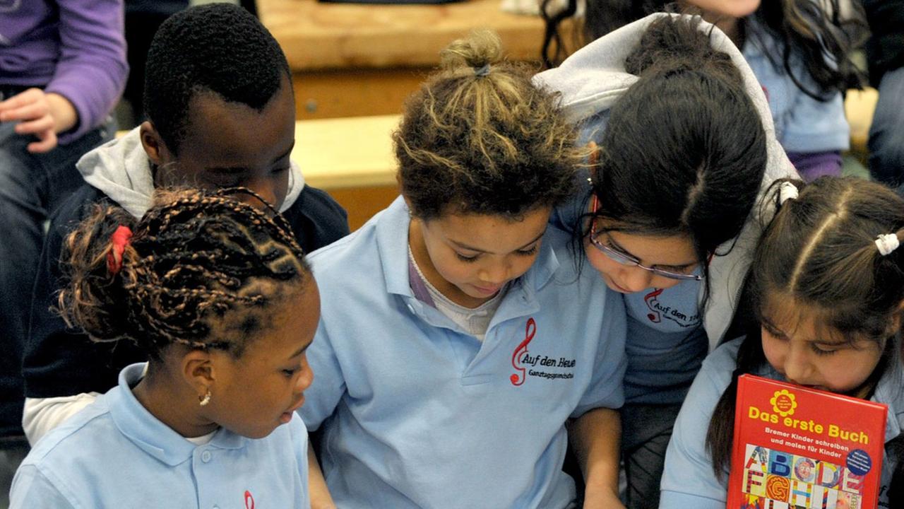 Eine Gruppe Schüler liest ein Buch. Eine Gruppe Schüler liest ein Buch.